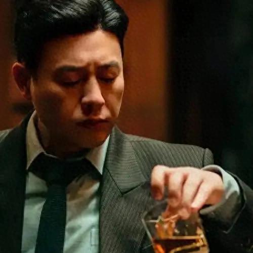 張頌文三兄弟 從跑龍?zhí)椎侥幸惶?" />
<p class="pgc-img-caption"> </p>
</div>
<p data-track="5">周一圍和林家川,這倆和張頌文有著千絲萬縷聯(lián)系的人也不例外。周一圍雖說家庭條件不錯,林家川也有個明星老爸,可他們偏要自己闖。他們是真的不屑于靠家里,還是另有難言之隱呢?</p>
<p class="syl-page-br" data-track="6"> </p>
<p data-track="7">張頌文好不容易在獨立電影里冒了個尖,演個校園反派居然小火了一把。這是他天賦異稟,還是瞎貓碰上死耗子了?緊接著張旭文在商業(yè)片里撈到個小角色,之后順風(fēng)順水,張俊文在話劇圈獲獎后也開啟了自己的演藝春天。這里面會不會有什么不為人知的“潛規(guī)則”在作祟呢?后來張頌文憑借《尋夢》一夜爆紅,然后他的兄弟們也跟著沾光,頻繁出現(xiàn)在一些大制作里。這到底是兄弟情深、相互扶持,還是背后有著利益交換的小算盤呢?</p>
<div id="l1nbrrj5" class="pgc-img"><img class="syl-page-img" src="http://m.gzdzbjgs.cn//uploads/image/2024/1220/125101BP1.jpg" title=