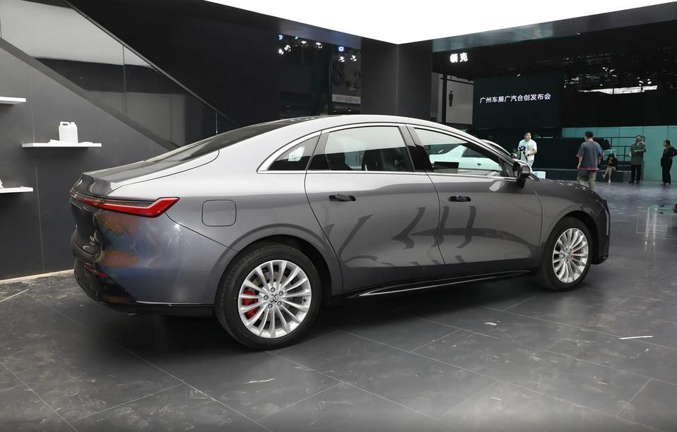 電動機總功率160kW,售13.98萬元,這款純電轎車值得一看嗎?