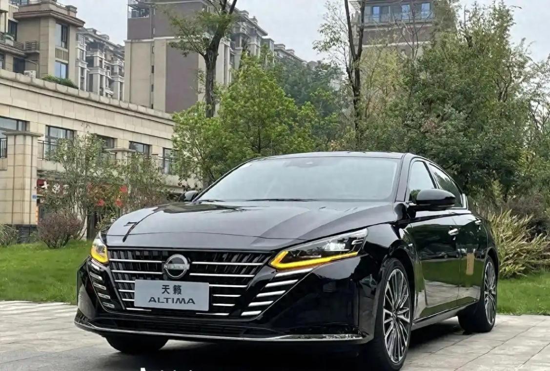 東風(fēng)日產(chǎn)天籟:長超4米9,2.0T爆發(fā)243馬力,舒適與動力兼?zhèn)?" />
<p class="pgc-img-caption"> </p>
</div>
<p data-track="4">現(xiàn)款天籟采用了日產(chǎn)家族式的V-Motion設(shè)計(jì)語言,相比老款沉穩(wěn)的商務(wù)風(fēng)格,這一代車型明顯向年輕運(yùn)動方向靠攏。</p>
<p data-track="5">前臉倒梯形格柵搭配熏黑中網(wǎng),配合犀利的LED大燈,視覺沖擊力不俗。</p>
<p data-track="6">車身長度達(dá)到<strong>4901mm</strong>,軸距為<strong>2825mm</strong>,尺寸上完全符合B級車的定位。</p>
<p data-track="7">車尾部分依然保持日產(chǎn)一貫的穩(wěn)重感,但通過熏黑尾燈和雙邊排氣處理,增加了一絲運(yùn)動氛圍。</p>
<div id="l1nbrrj5" class="pgc-img"><img class="syl-page-img" src="http://m.gzdzbjgs.cn//uploads/image/2025/0207/10260153T1.jpg" title=