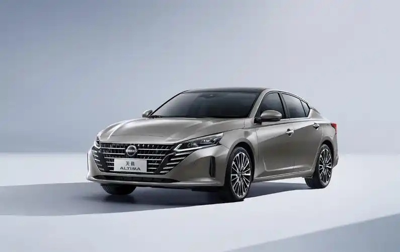 東風(fēng)日產(chǎn)天籟:長超4米9,2.0T爆發(fā)243馬力,舒適與動力兼?zhèn)?" />
<p class="pgc-img-caption"> </p>
</div>
<p data-track="17">可惜的是,天籟依然搭載的是CVT變速箱,雖然模擬8擋,但在激烈駕駛時仍然無法提供AT變速箱那種干脆利落的換擋感受。</p>
<p data-track="18">如果你是一個追求駕駛樂趣的用戶,那么天籟的2.0T動力雖然足夠強(qiáng)勁,但CVT的存在可能會讓你有些“上頭”。</p>
<p data-track="19">相比之下,雅閣的1.5T+CVT雖然動力稍弱,但變速箱調(diào)校更靈敏,而凱美瑞的2.5L+8AT則在平順性和駕駛質(zhì)感上更勝一籌。</p>
<div id="l1nbrrj5" class="pgc-img"><img class="syl-page-img" src="http://m.gzdzbjgs.cn//uploads/image/2025/0207/10260412105.jpg" title=