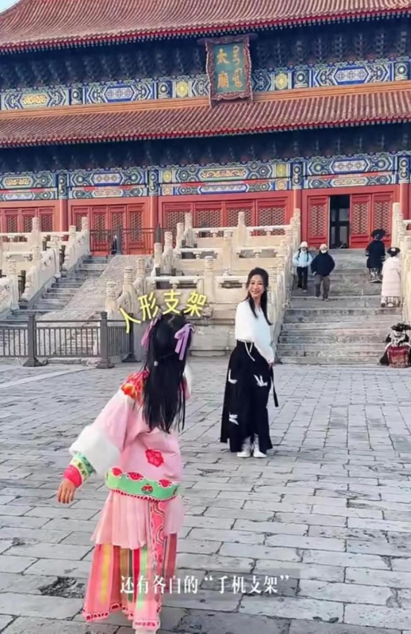 孫紅雷一家北京過(guò)年 岳母首露面