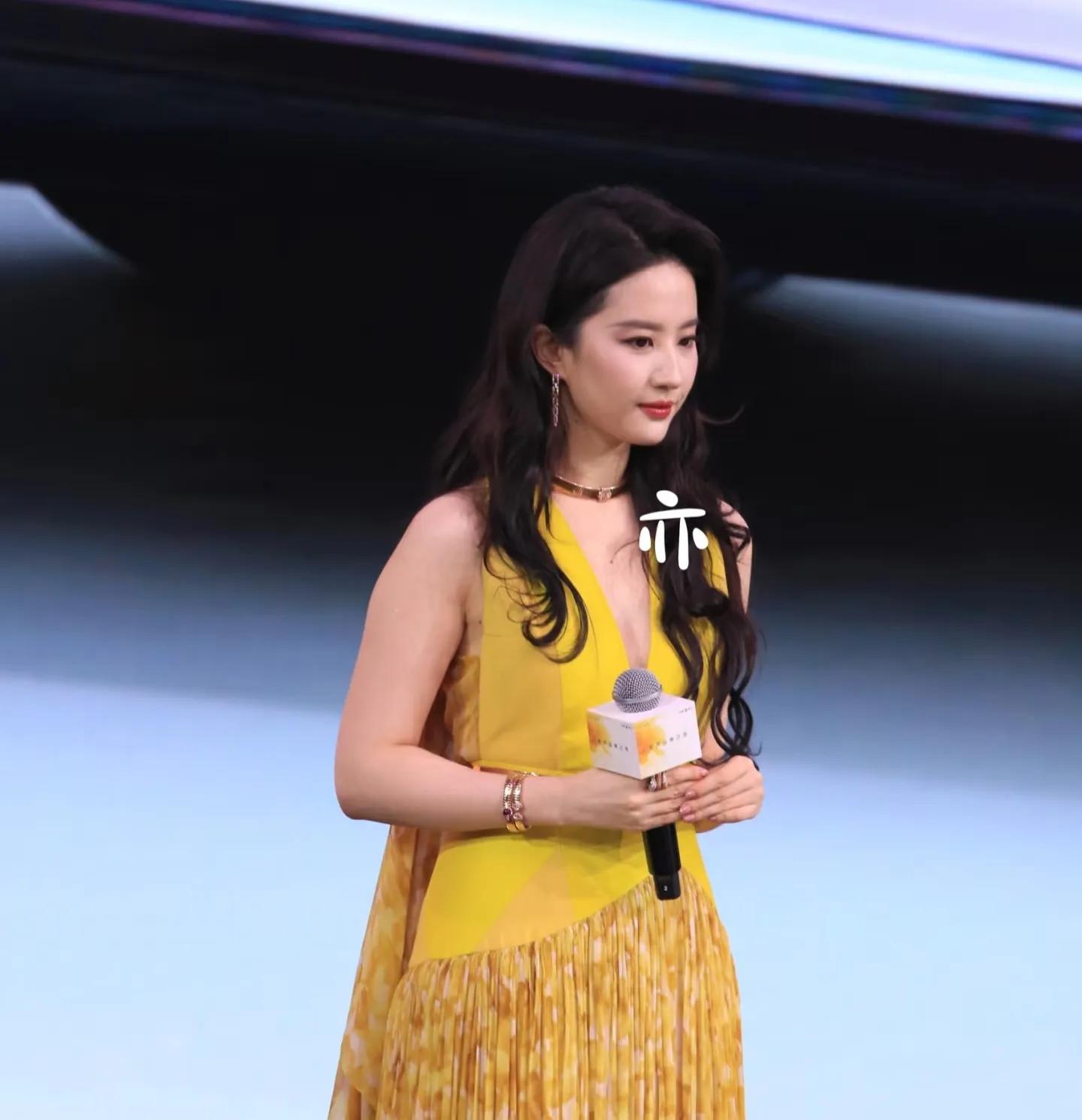 劉亦菲發表獲獎感言時緊張到手抖