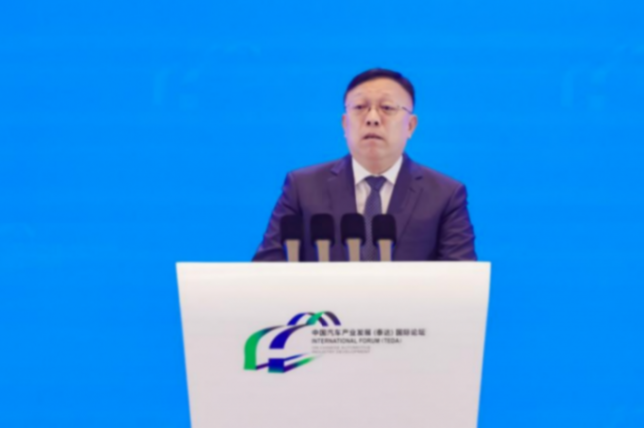 中汽創(chuàng)智談民強:軟硬協(xié)同推動新能源汽車高端化 2025泰達論壇|談民強:軟硬協(xié)同推動新能源汽車高端化